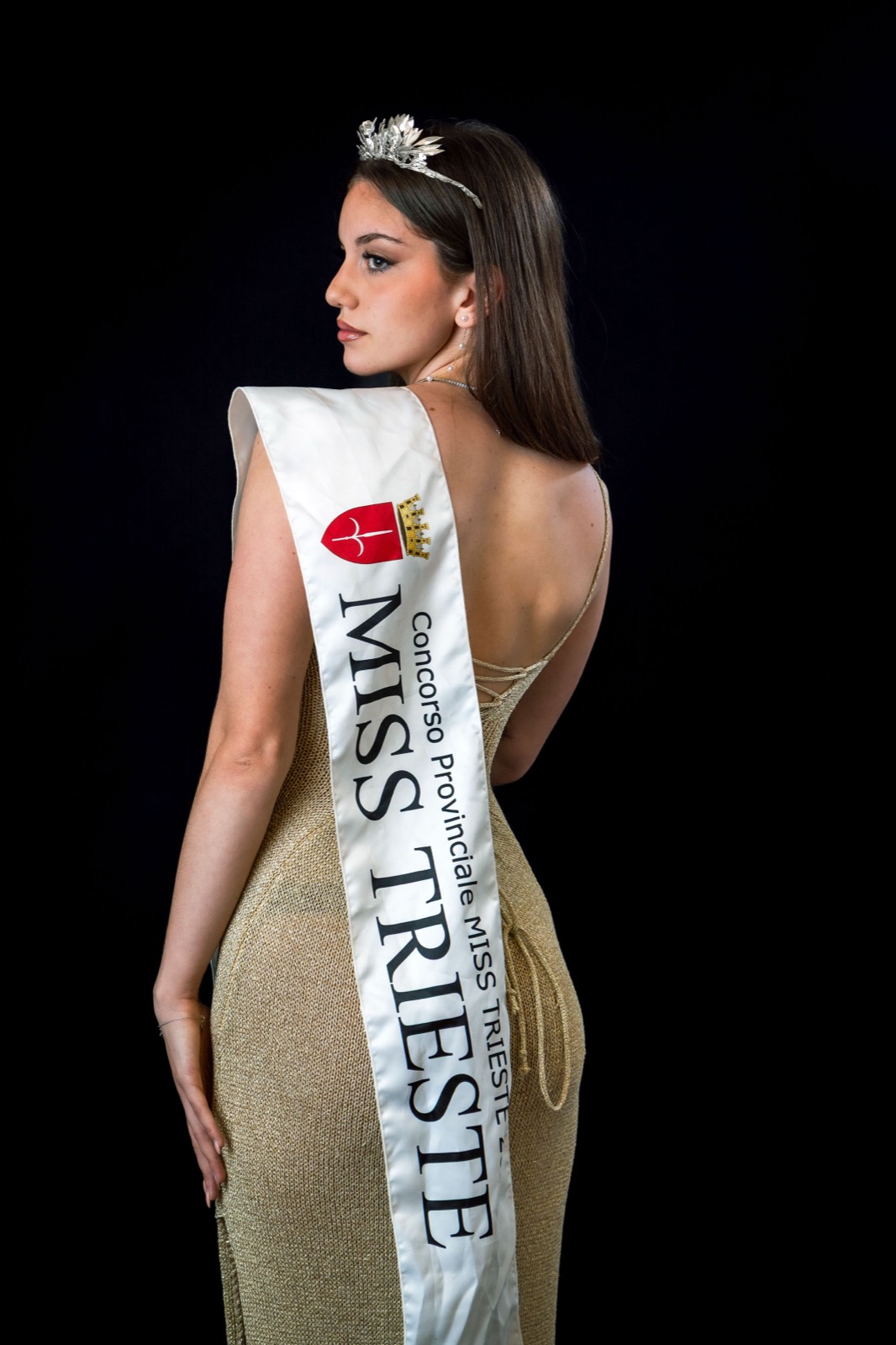 La vincitrice di Miss Trieste con la corona e la fascia del concorso