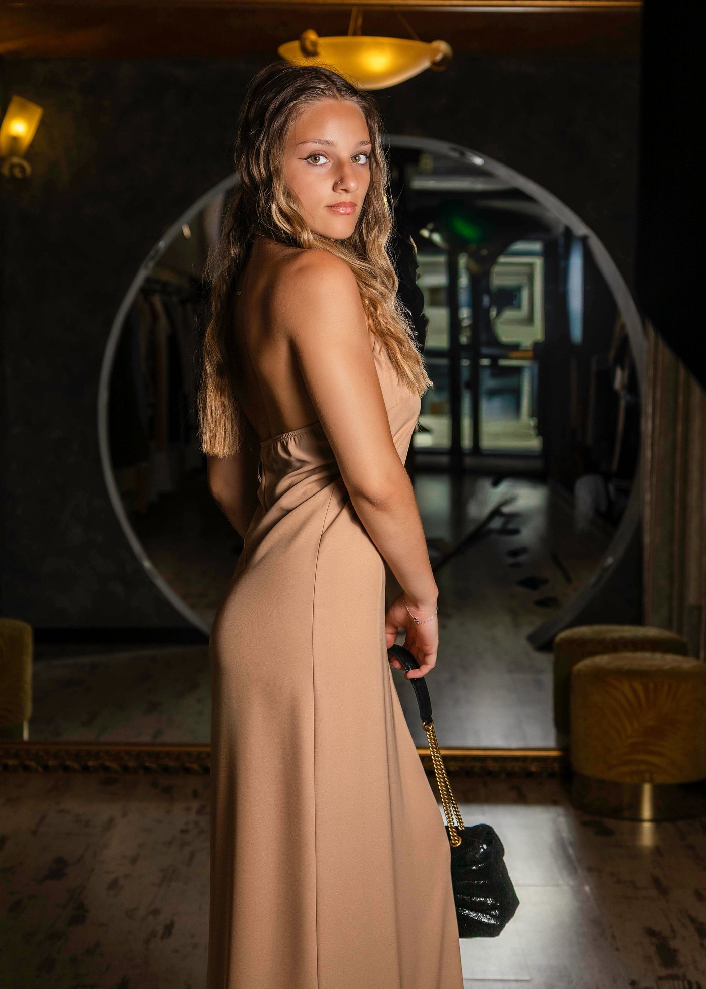 Una candidata di Miss Trieste in abito da sera, ritratta a Trieste
