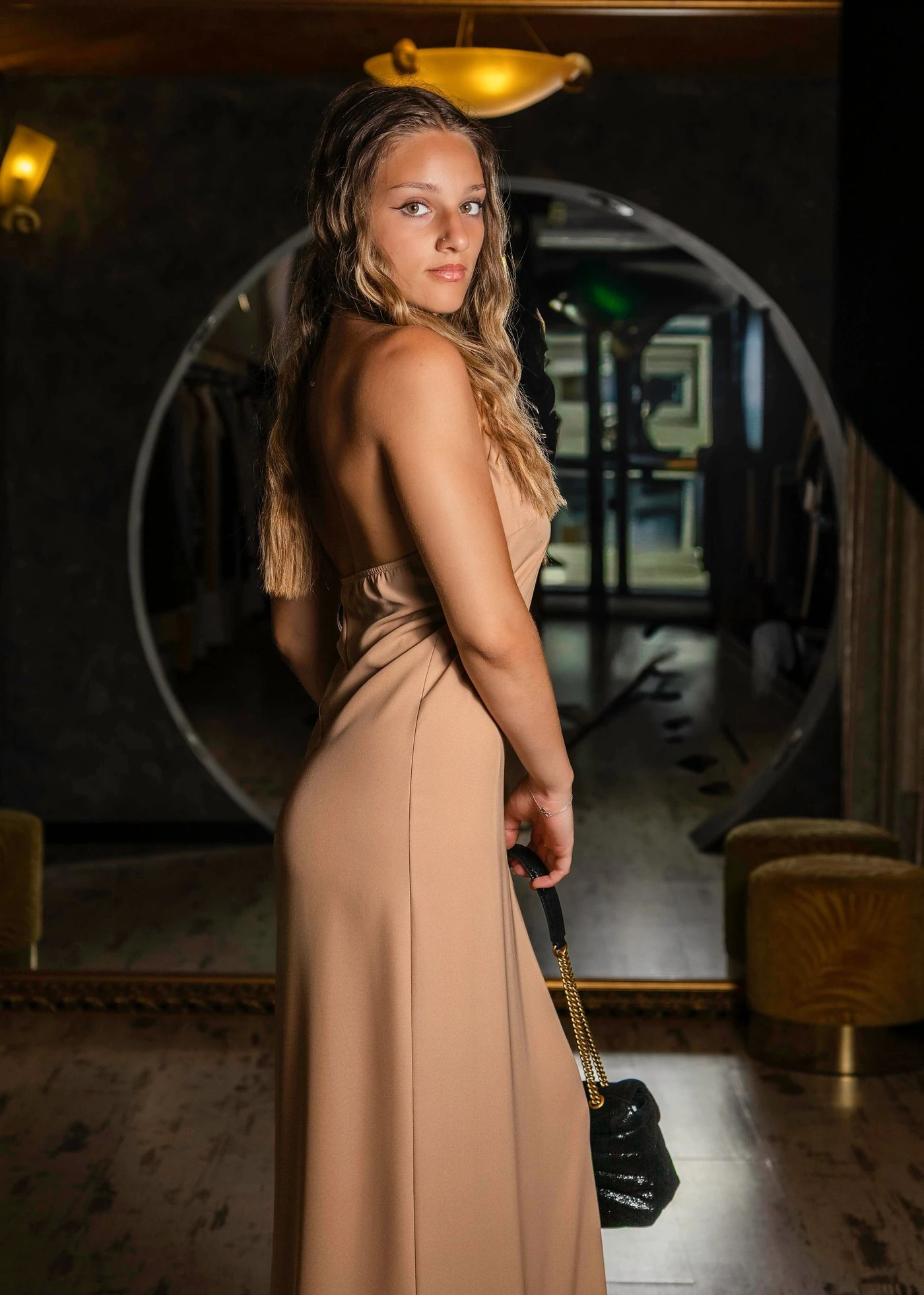 Una candidata di Miss Trieste in abito da sera, ritratta a Trieste
